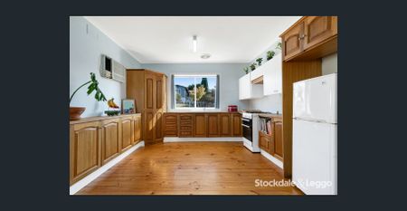 3 Bedroom Family Home - Break Lease Available now! - Photo 3