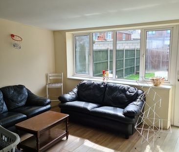 5 Bed Semi-Detached House, Beaconsfield, LU2 - Photo 2