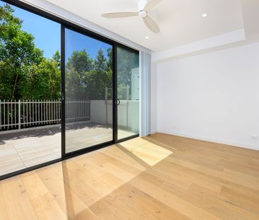 Designer Luxury townhome - East-side, Walk to rail - Photo 4