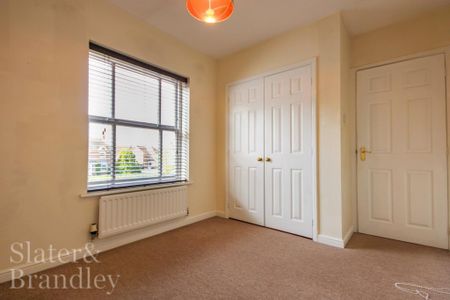 4 bedroom detached house to rent - Photo 3