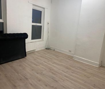 1 bedroom in a flat share to rent - Photo 4