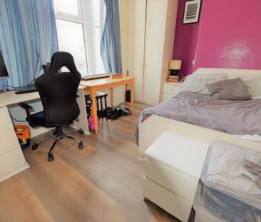 2 bedroom Flat in Flat B - 2 Bed, Leeds - Photo 5