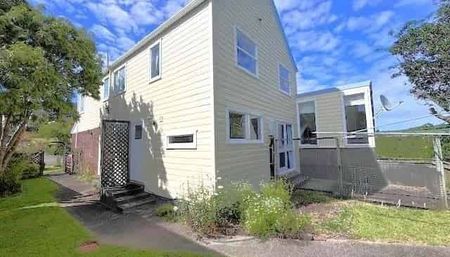 FABULOUS FAMILY LIVING IN LOWER HUTT - Photo 4