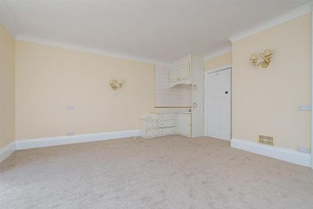 6 bedroom detached house to rent - Photo 2