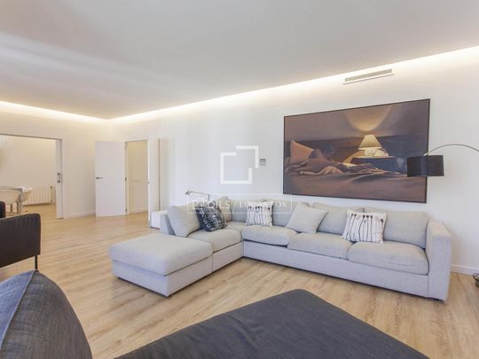 Excellent 6-bedroom apartment with a balcony for rent in El Pla del Remei, Valencia - Photo 1