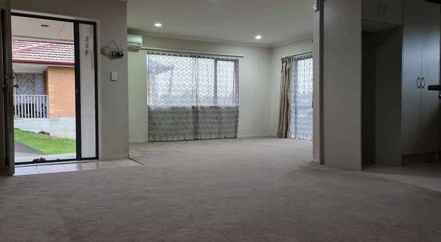 Large Family home with two viewing decks - Photo 1