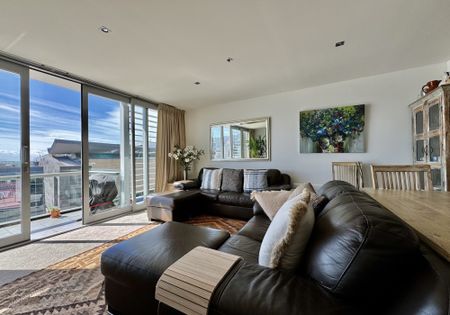 Two bedroom apartment with inner harbour views - Photo 2