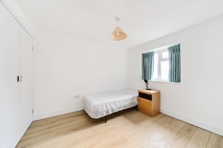 4 bedroom flat to rent - Photo 5