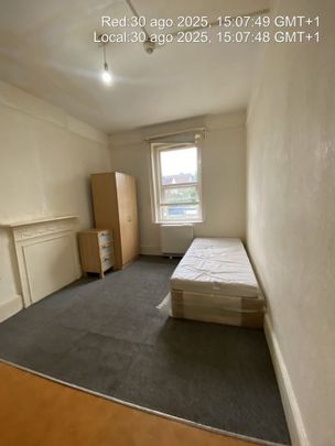 Room in a Shared House, Beech House Road, CR0 - Photo 1