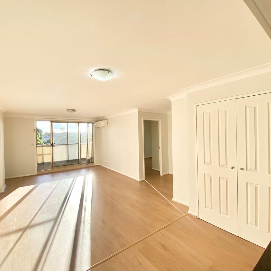 Sunlit 2 Bedroom Apartment in Prime Location! - Photo 1