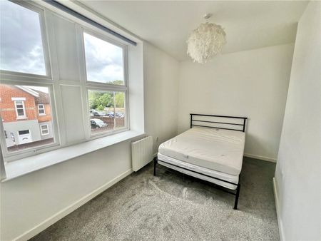 Queens Road, Aldershot, Hampshire, GU11 - Photo 2