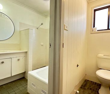 Spacious 3 Bedroom Home with Pet Friendly Yard !!! - Photo 3