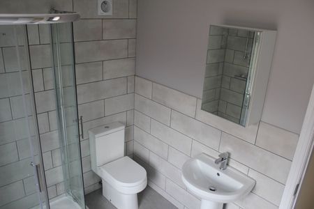 Room in a Shared House, Fairbank Avenue, M14 - Photo 3