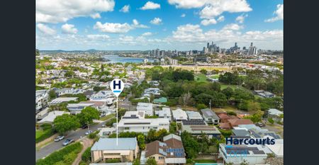 Two Bedroom Unit in Perfect Location! - Photo 5