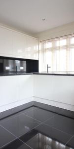 Riverview Gardens, Twickenham - Photo 3