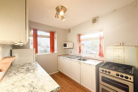 3 bedroom semi-detached house to rent - Photo 2