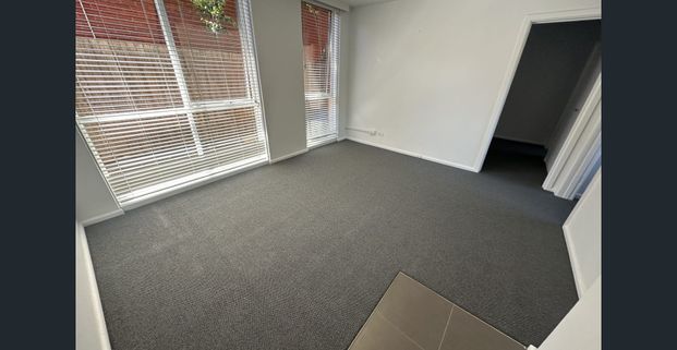 Ground Floor Apartment In Elwood - Photo 1