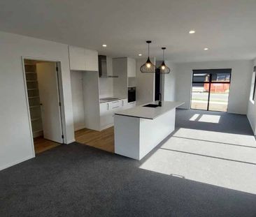 Stylish & Sunny - Photo 3