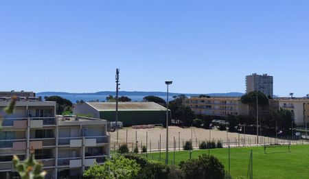 LE LAVANDOU Appartement 2 pièces 31 m2+terrasse vue mer+parking sécurisé à louer meublé à l'année - Photo 5