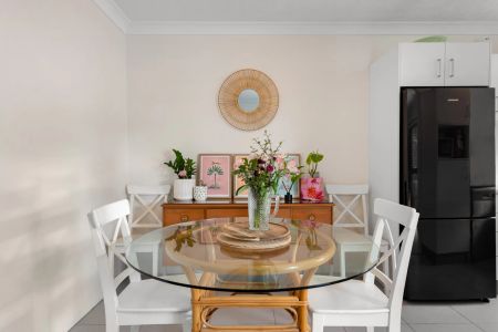 Smartly Appointed Stylish Apartment - Photo 2