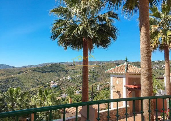 Bright 3-Bedroom Apartment with Parking and Pool, Available for Long-Term Rental in Frigiliana