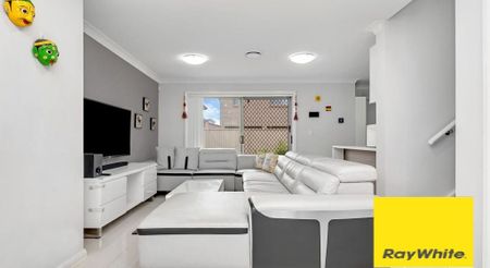 STUNNING TOWN HOUSE WALK TO STATION & SHOPS - Photo 2