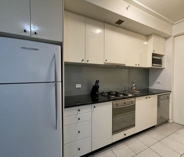 Stylish Furnished Studio Apartment in the Heart of the City - Photo 1