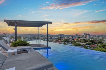 Luxury 3-Bedroom Apartment with Rooftop Skydeck & Infinity Pool - Photo 3
