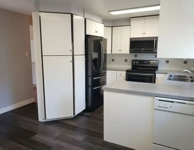 RENOVATED HOME, 3 BEDROOMS 1 BATH, MAIN FLOOR, APPROX 1200 SQ FT | Calgary - Photo 1