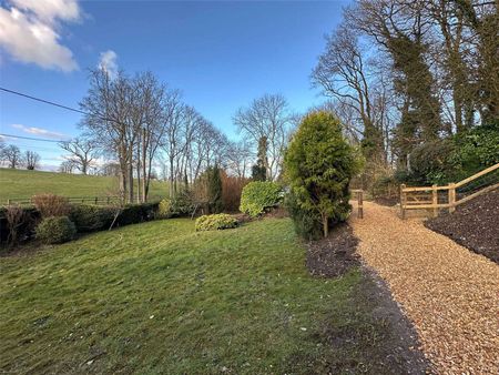 A wonderful 3 bedroom detached property to rent at Welford, approximately 7 miles north of Newbury. - Photo 2