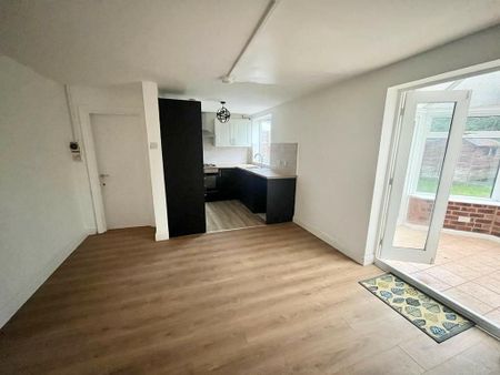 5 bedroom semi-detached house to rent - Photo 2