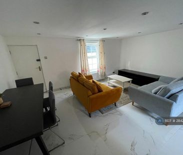 1 bedroom in a house share to rent - Photo 3