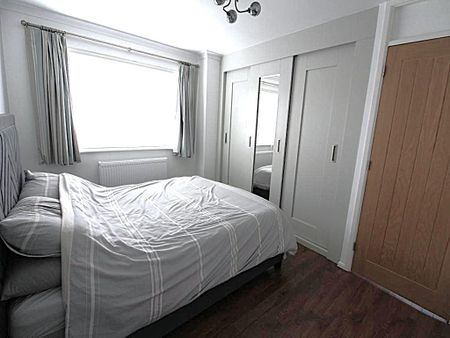 3 bedroom end of terrace house to rent - Photo 2