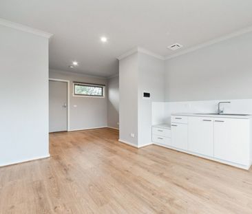 Charming Studio in Vibrant Frankston - Photo 2