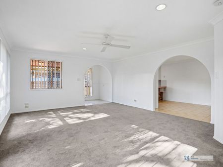 Spacious Freshly Updated Three-Bedroom Duplex - Photo 2