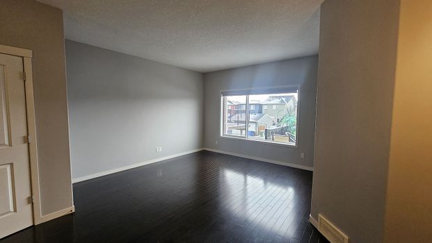 99 Evansborough Crescent Northwest, Calgary - Photo 1