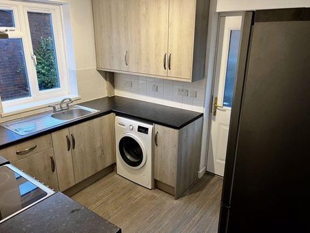 4 bedroom semi-detached house to rent - Photo 4