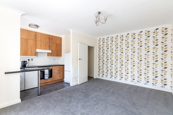 2 Bed Flat, Langham Court, SW20 - Photo 1