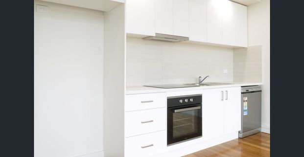 4-Bedroom Residence Above a Shop – Spacious, Bright & Full of Character - Photo 1