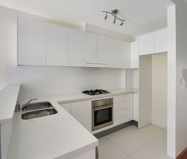 Spacious Two Bedroom Townhouse with Three Car Garage - Photo 3