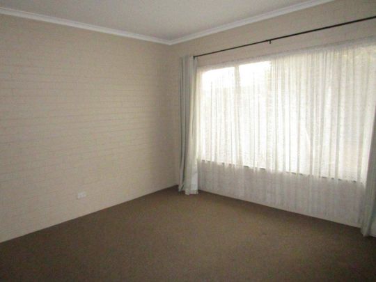 COMPACT 2 BEDROOM UNIT CLOSE TO BOWLS/TENNIS/SWIMMING POOL - Photo 1