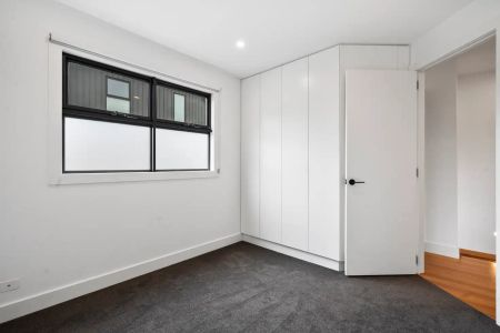 “Stunning 3 Bedroom Townhouse” - Photo 4