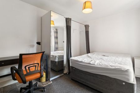 4 bedroom semi-detached house to rent - Photo 5