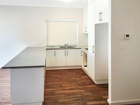 Modern Courtyard Home Close to Amenities - Photo 2