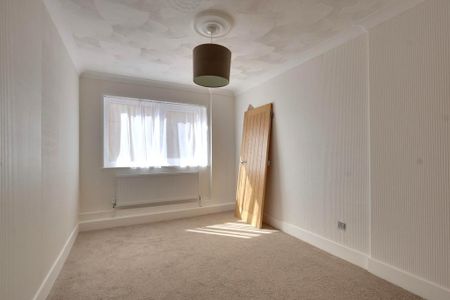 2 bedroom ground floor flat to rent - Photo 2