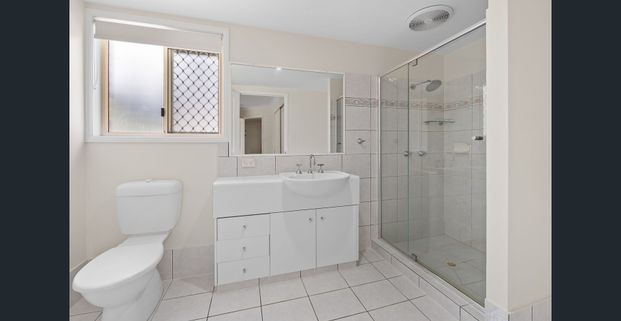 Stunning Family Home with Pool & Entertainment Area – Prime Parkwood Location - Photo 1