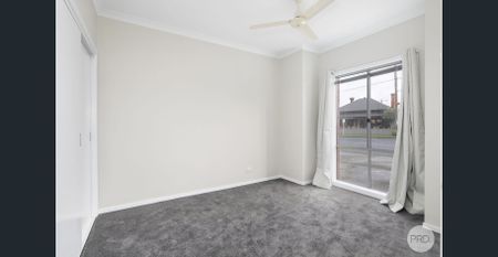4 BEDROOM HOME IN PRIME CENTRAL LOCATION - Photo 4