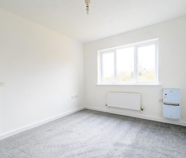 2 bedroom Flat To Let - Photo 3