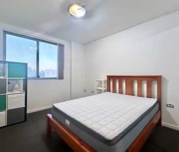 Prime Location, Furnished Modern One-Bedroom Apartment - Photo 2