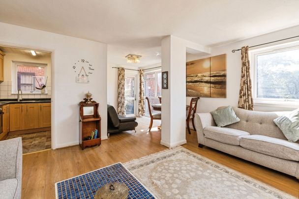 Room in a Shared Flat, Whitefriars Court, N12 - Photo 1
